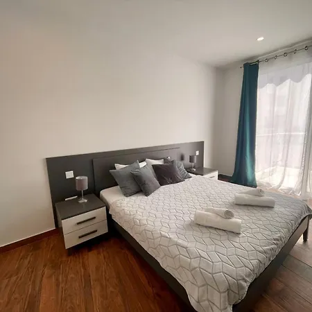 Penthouse With Distant Seaview And Shared Pool Mellieħa