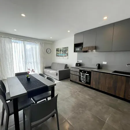 Penthouse With Distant Seaview And Shared Pool Lägenhet *