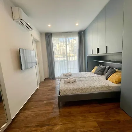 Penthouse With Distant Seaview And Shared Pool Lägenhet