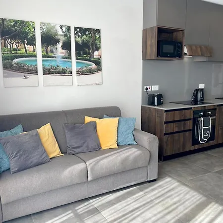 Penthouse With Distant Seaview And Shared Pool