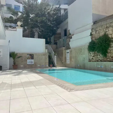 Penthouse With Distant Seaview And Shared Pool