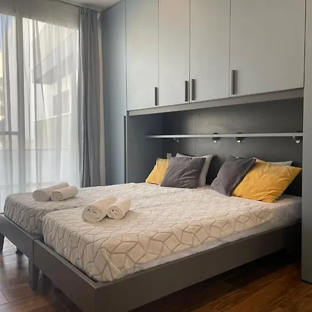 Penthouse With Distant Seaview And Shared Pool