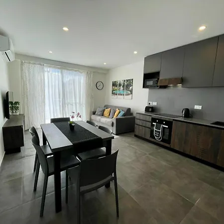 Penthouse With Distant Seaview And Shared Pool Mellieħa