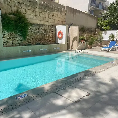 Penthouse With Distant Seaview And Shared Pool *