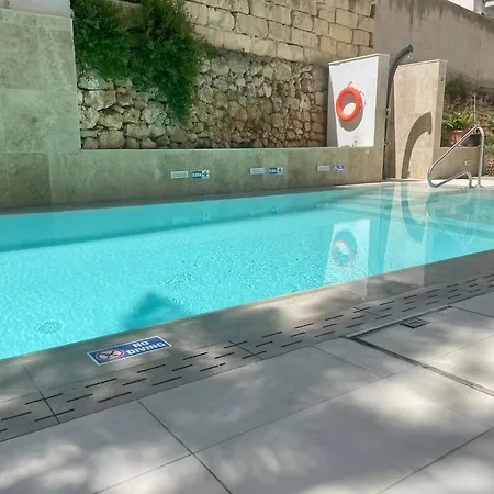 Penthouse With Distant Seaview And Shared Pool *