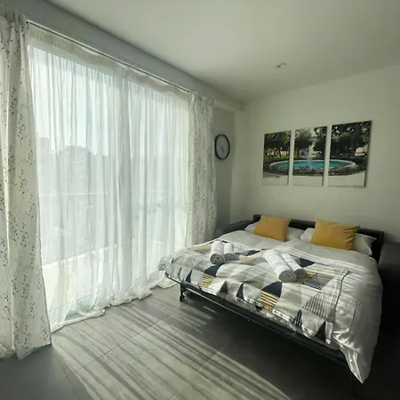 Penthouse With Distant Seaview And Shared Pool Lägenhet