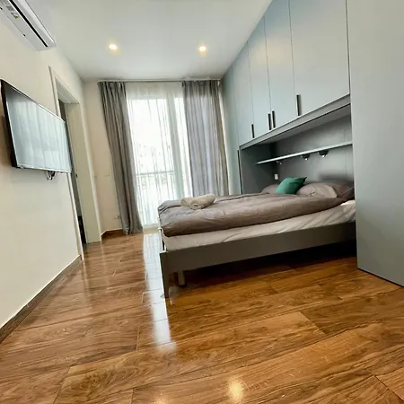 Penthouse With Distant Seaview And Shared Pool Lägenhet