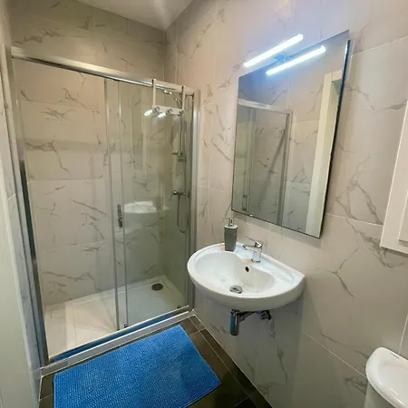 Penthouse With Distant Seaview And Shared Pool *