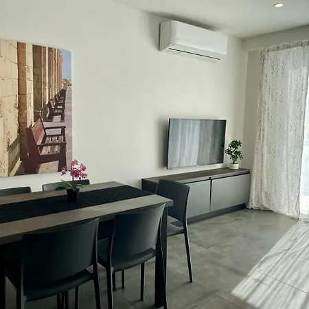Penthouse With Distant Seaview And Shared Pool Apartamento *