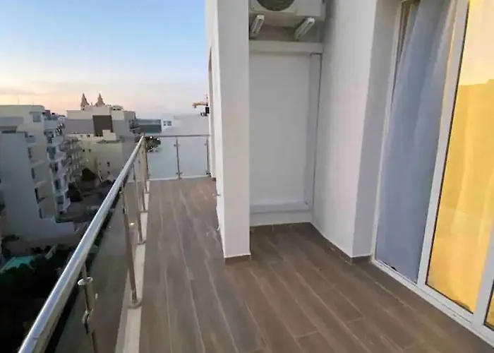 Penthouse With Distant Seaview And Shared Pool Apartament Mellieħa