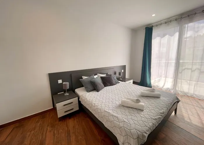 Penthouse With Distant Seaview And Shared Pool Mellieħa