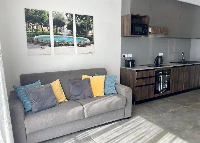 Penthouse With Distant Seaview And Shared Pool