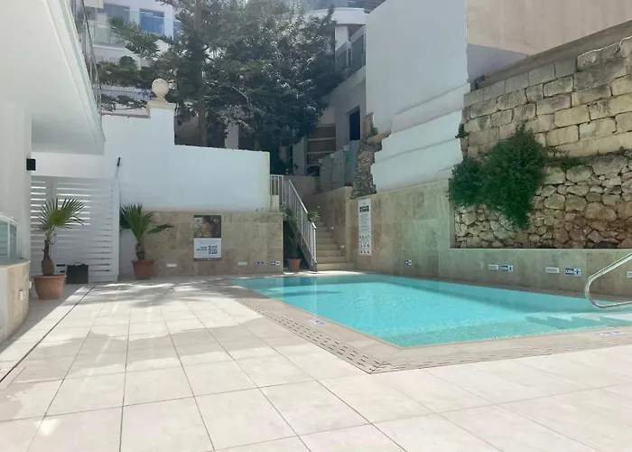 Penthouse With Distant Seaview And Shared Pool