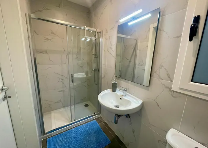 Penthouse With Distant Seaview And Shared Pool *