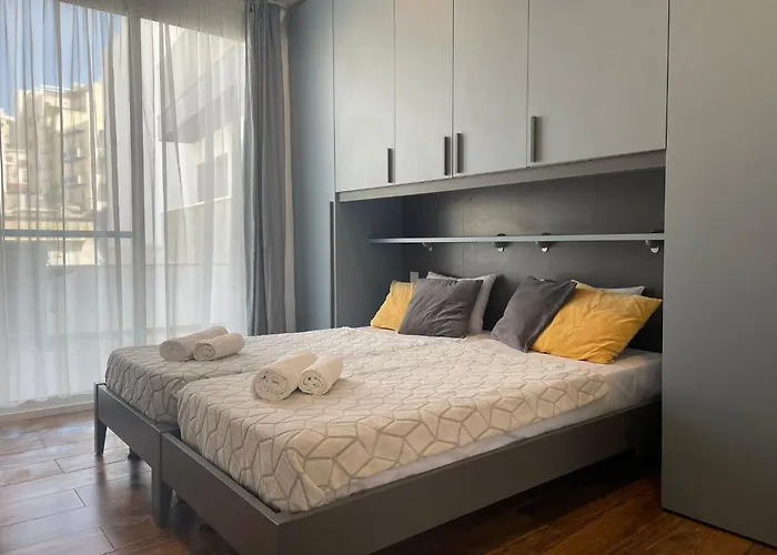 Penthouse With Distant Seaview And Shared Pool