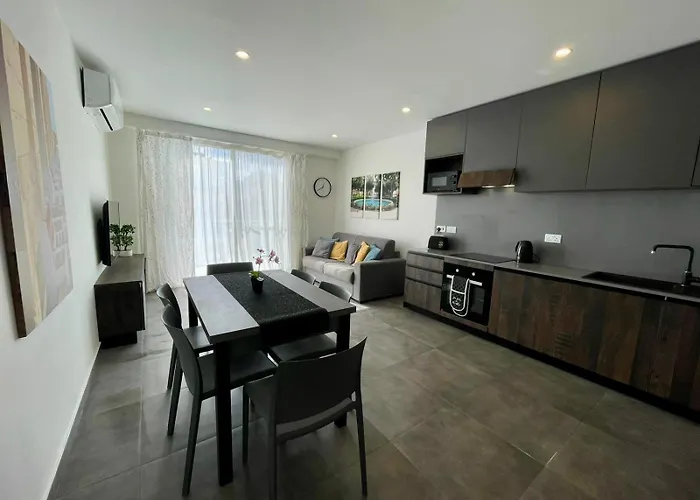 Penthouse With Distant Seaview And Shared Pool Mellieħa