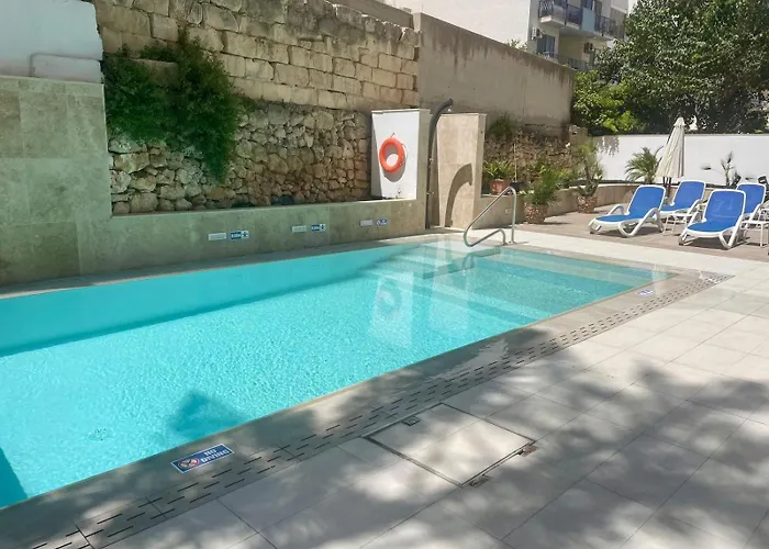 Penthouse With Distant Seaview And Shared Pool *