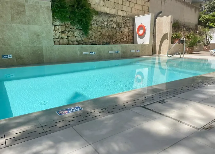 Penthouse With Distant Seaview And Shared Pool *