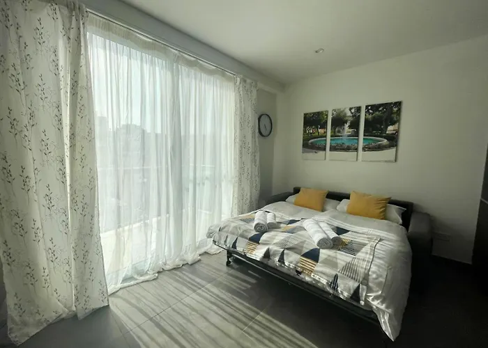 Penthouse With Distant Seaview And Shared Pool Apartament